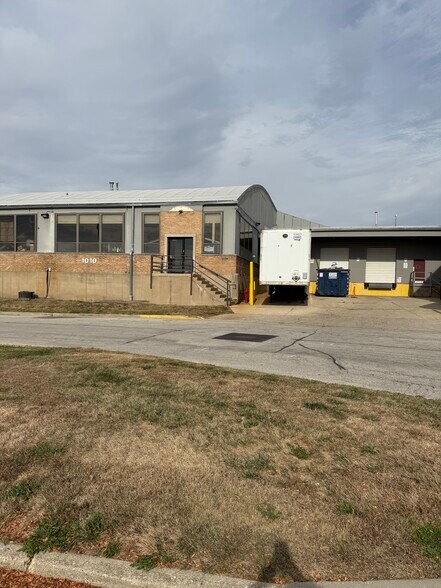 More Photos Of 920 Cedar Ave, St Charles Light Distribution For Lease