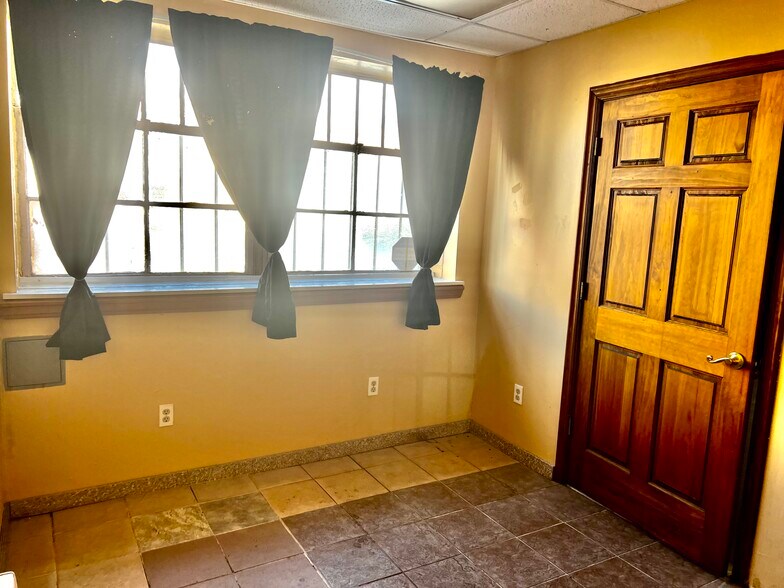 More Photos Of 108 Brook Ave, Deer Park Warehouse For Lease