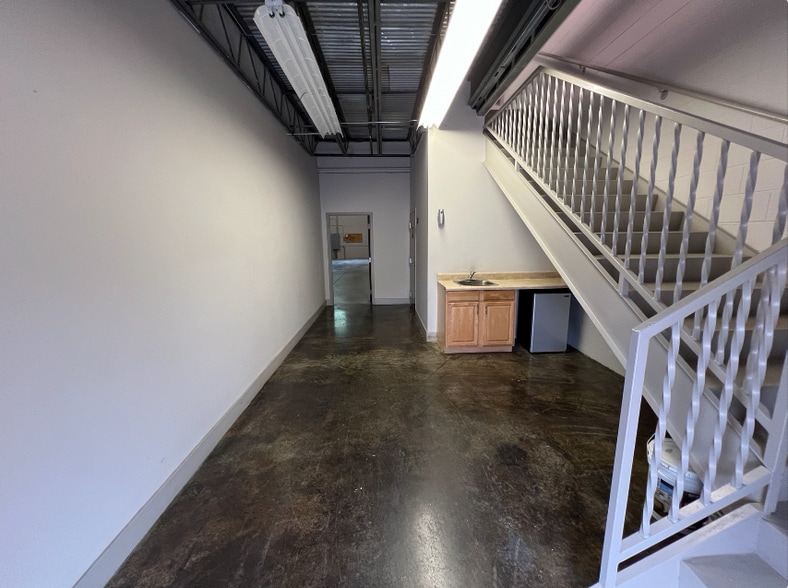 More Photos Of 5292 Oakdale Rd SE, Smyrna Showroom For Lease