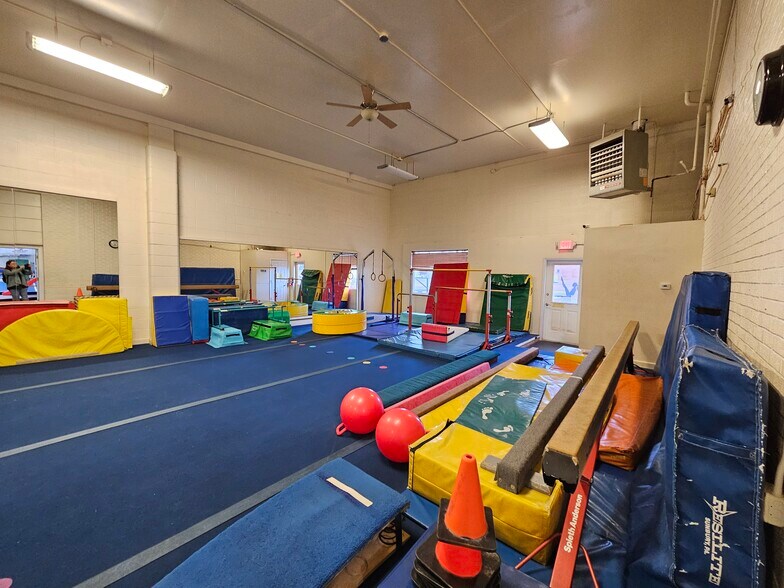 More Photos Of 815 N 1st Ave, Great Falls Auto Dealership For Lease