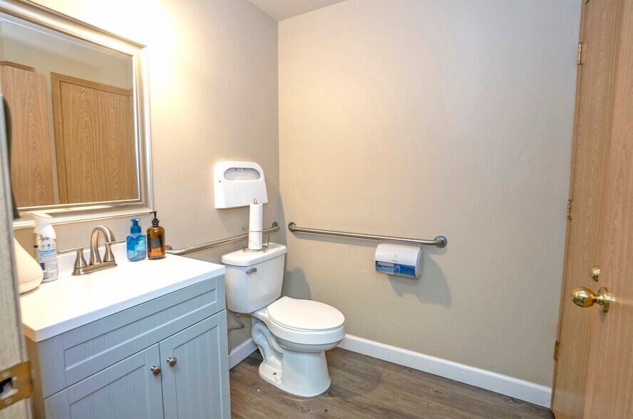 More Photos Of 9124 Gravelly Lake Dr SW, Lakewood Office For Sale