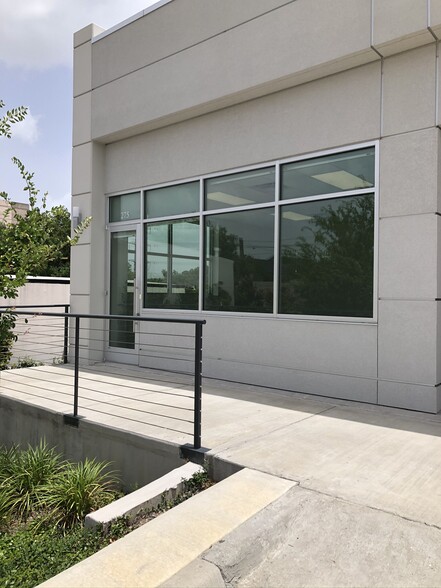 More Photos Of 7037 Twin Hills Ave, Dallas Unknown For Lease