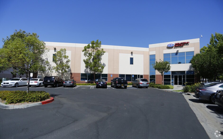More Photos Of 7535 N San Fernando Rd, Burbank Light Manufacturing For Lease