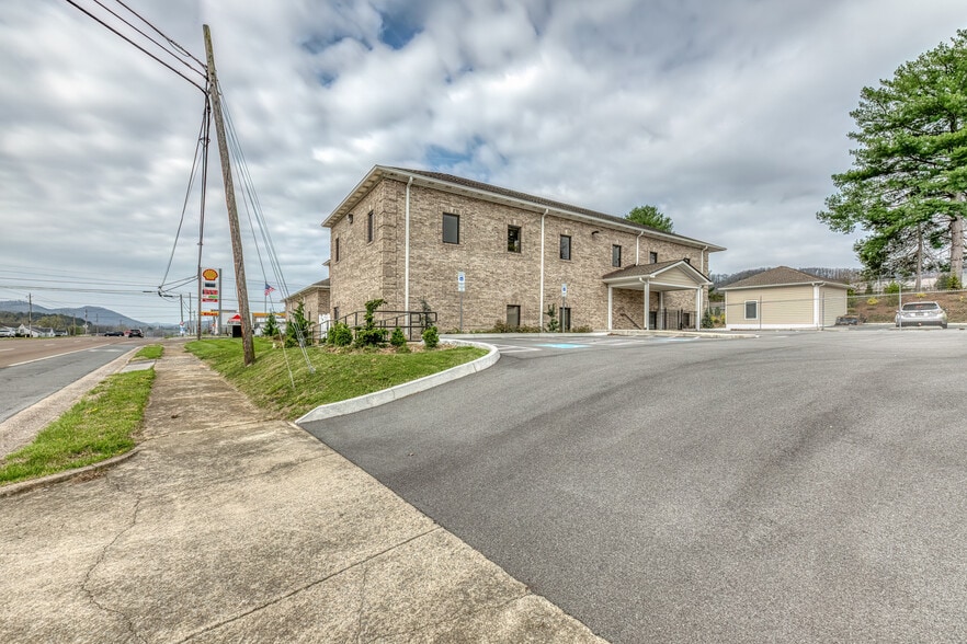 More Photos Of 1712 Volunteer Pky, Bristol Storefront Retail Office For Lease