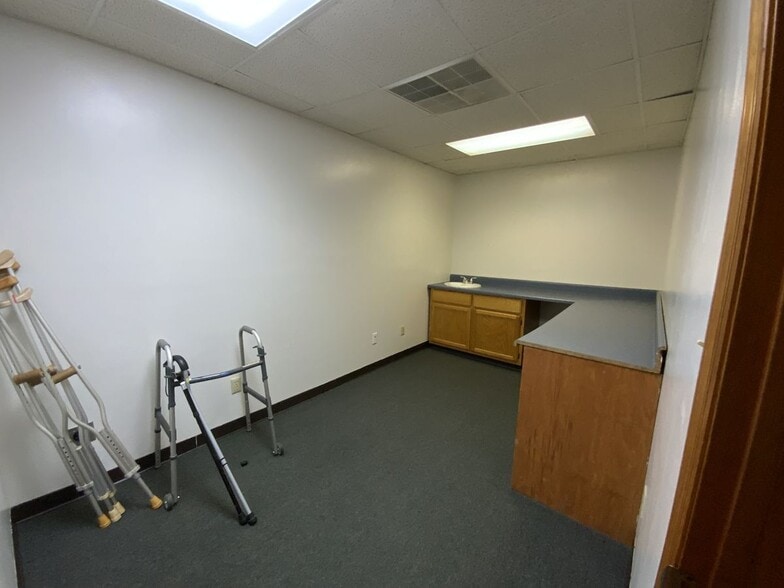 More Photos Of 2415 N Gateway Ave, Harriman Medical For Sale