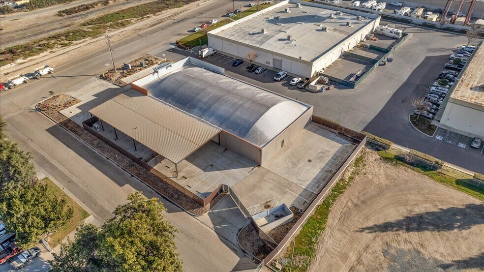More Photos Of 10417 W Goshen Ave, Visalia Warehouse For Lease