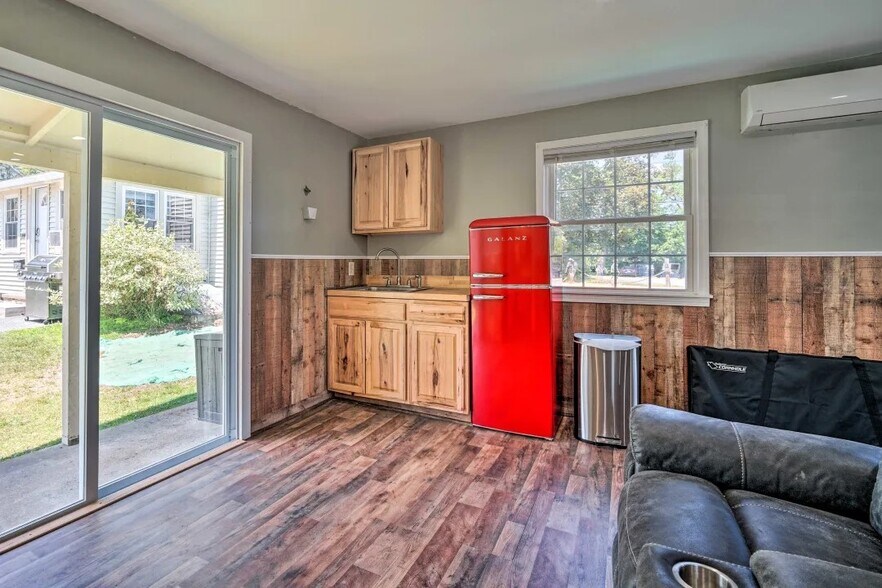 More Photos Of 77 Canada St, Lake George General Retail For Sale