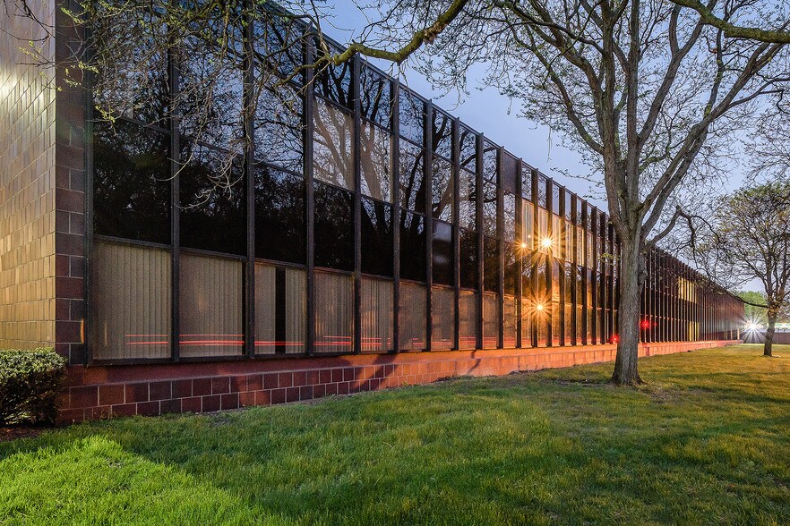 More Photos Of 19900 W 9 Mile Rd, Southfield Office For Sale