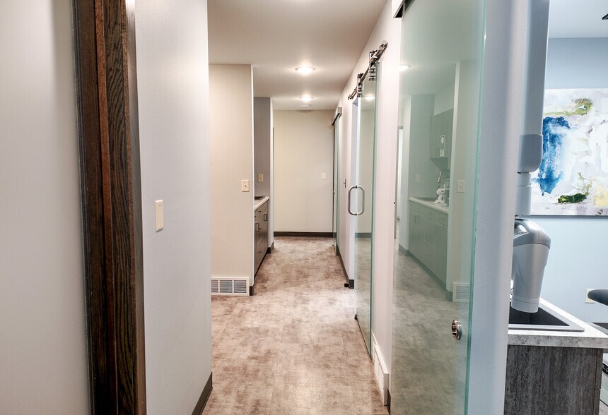 More Photos Of 1711 E 10th St, Sioux Falls Office For Sale