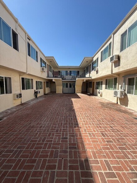More Photos Of 1530 E Broadway, Glendale Apartments For Sale