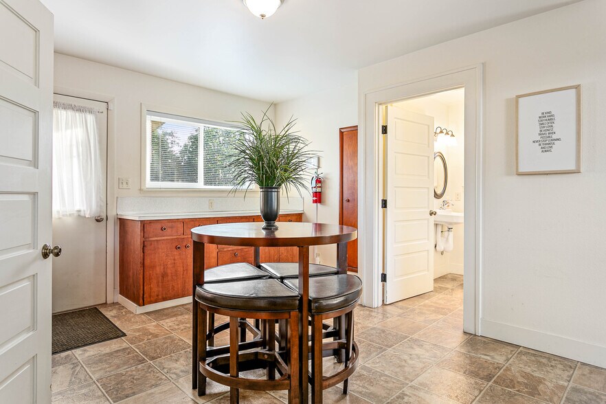 More Photos Of 709 Grover St, Lynden Office For Lease