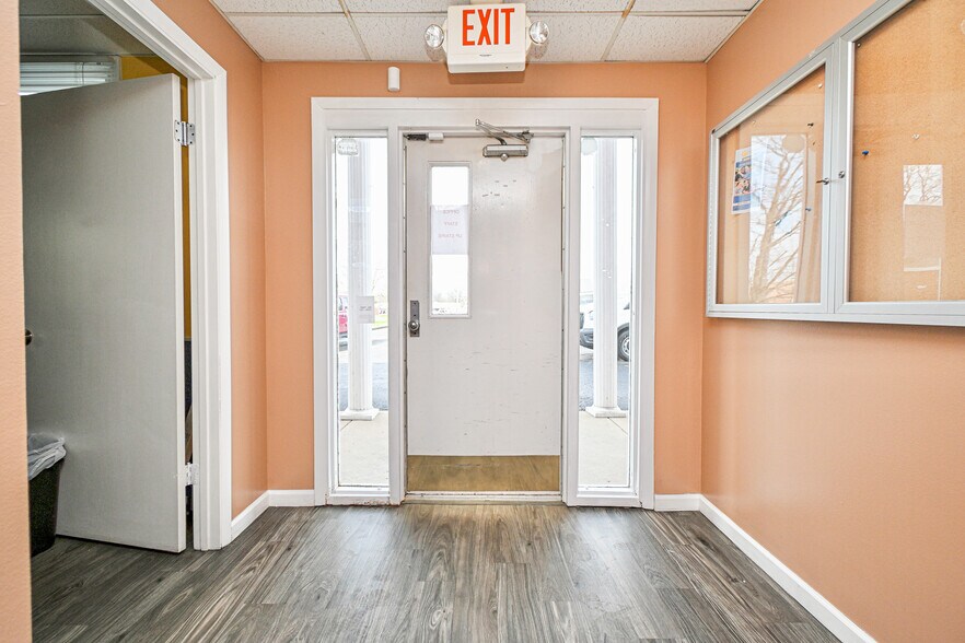 More Photos Of 8240 Clara Ave, Cincinnati Office For Sale