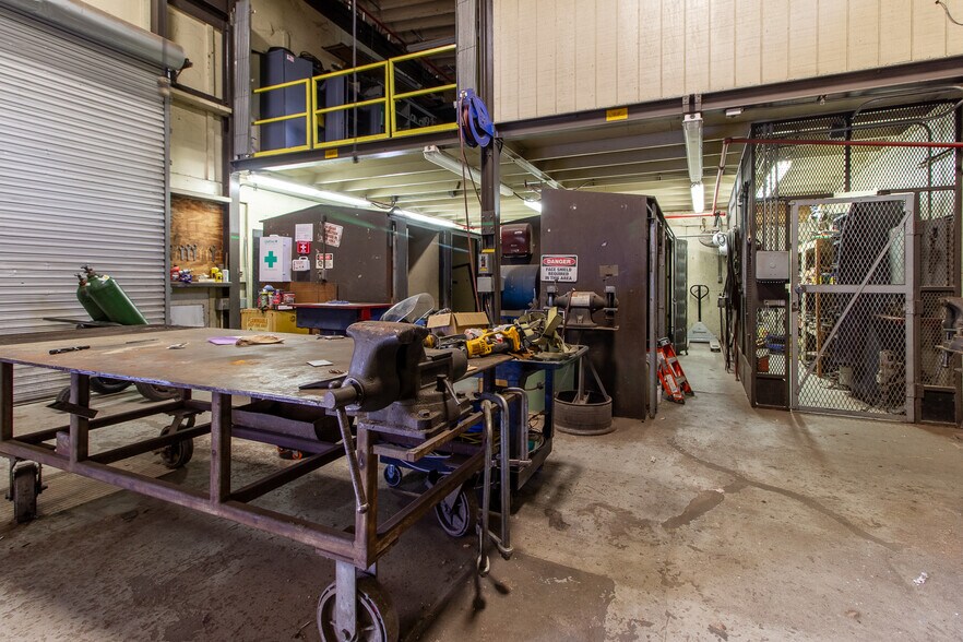 More Photos Of 310 Cypress Rd, Ocala Manufacturing For Sale