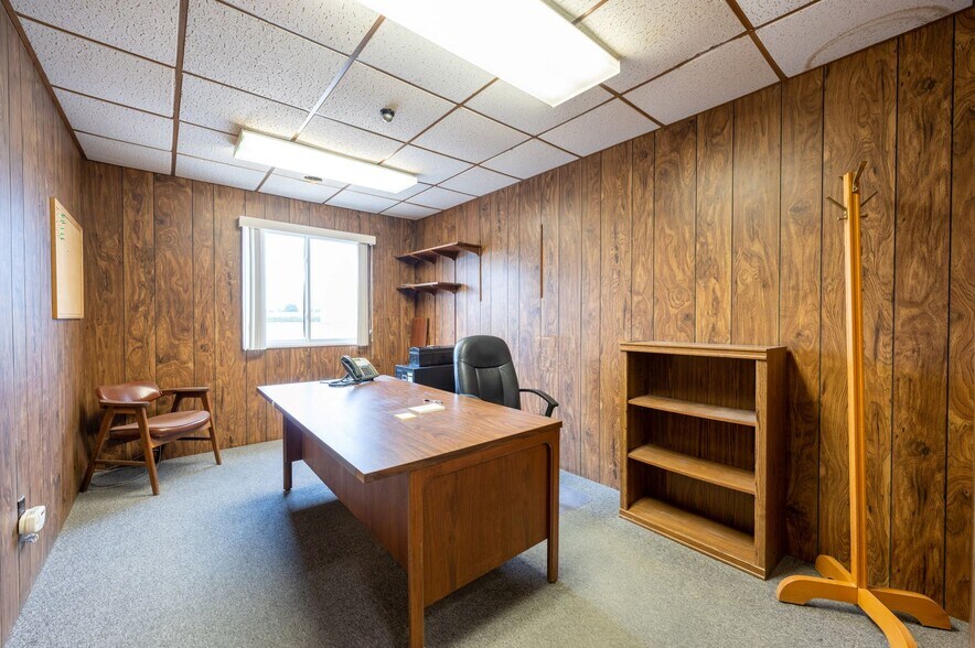 More Photos Of 701 N K Ave, Vinton Industrial For Sale
