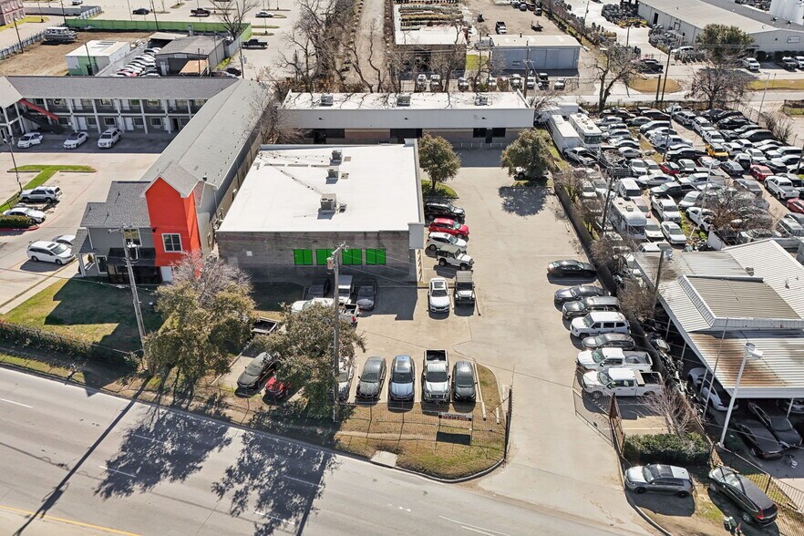 More Photos Of 2020 W Northwest Hwy, Dallas Freestanding For Sale