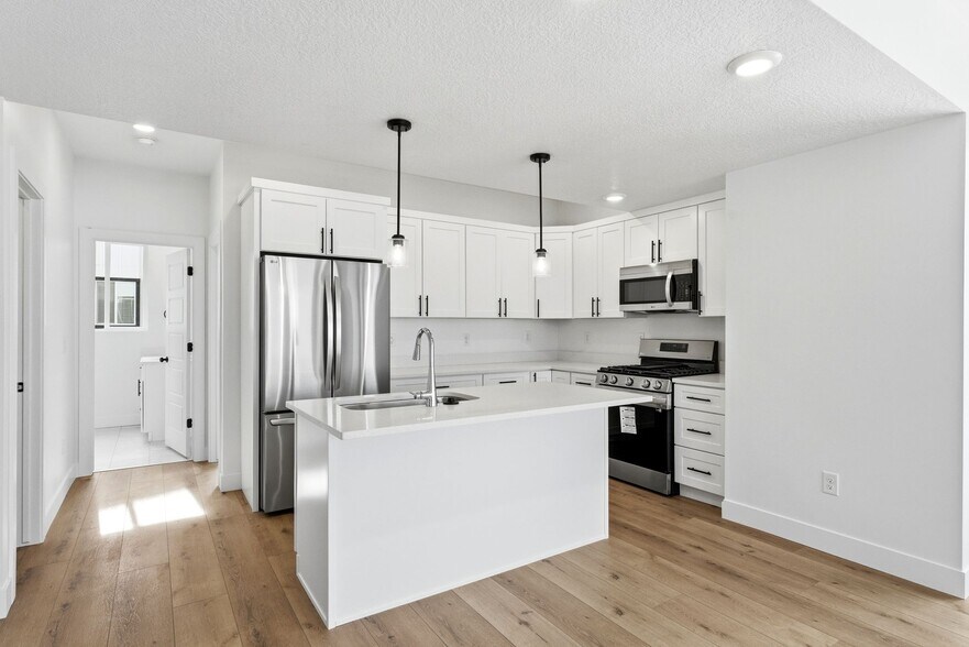 More Photos Of 132-144 E Chambord Ct, Sandy Apartments For Sale