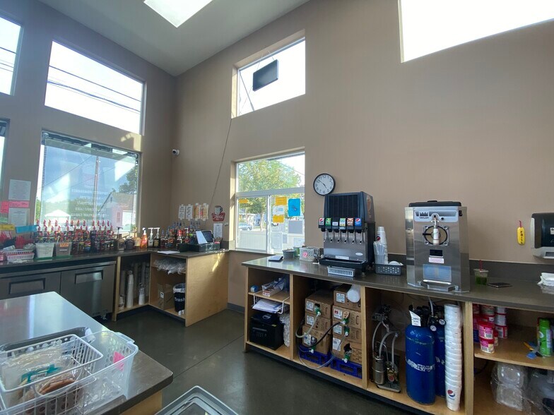 More Photos Of 900 S College Ave, College Place Freestanding For Sale