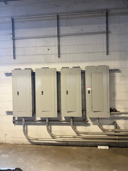 More Photos Of 220 E 14th Ave, North Kansas City Distribution For Lease