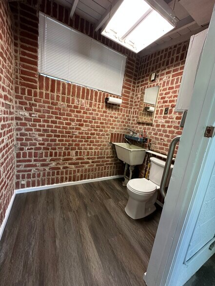 More Photos Of 12408 Carson St, Hawaiian Gardens Industrial For Lease