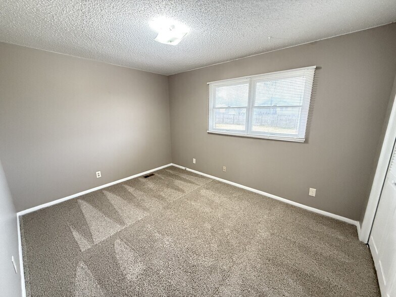 More Photos Of 302 N Evergreen Ln, Wichita Apartments For Sale