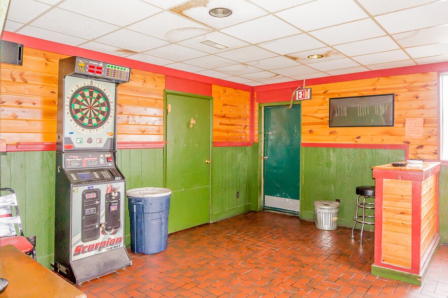 More Photos Of 318 W North Water St, New London Bar For Sale