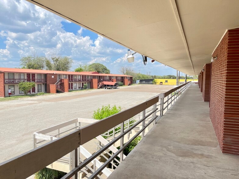 More Photos Of 815 S US Highway 281, Alice Hotel For Sale