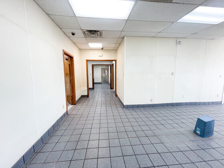 More Photos Of 7902 Slide Rd, Lubbock Veterinarian Kennel For Lease