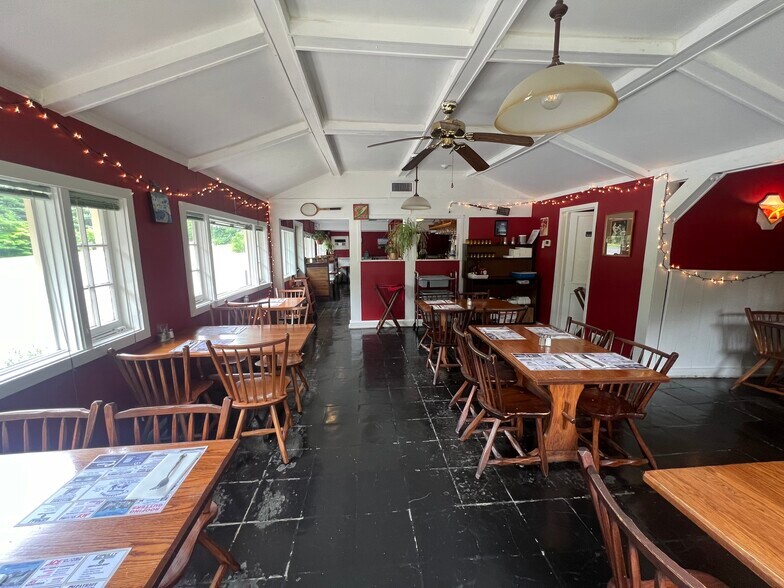 More Photos Of 1143 Main St S, Woodbury Restaurant For Sale