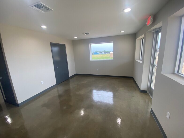 More Photos Of 9984 US Highway 87 W, La Vernia Warehouse For Lease