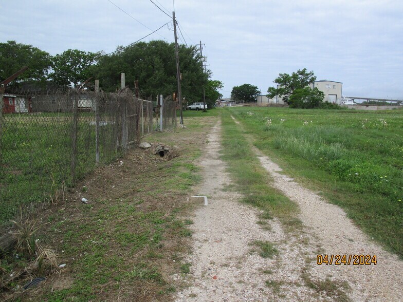 More Photos Of 530 E 2nd St, Freeport Warehouse For Lease