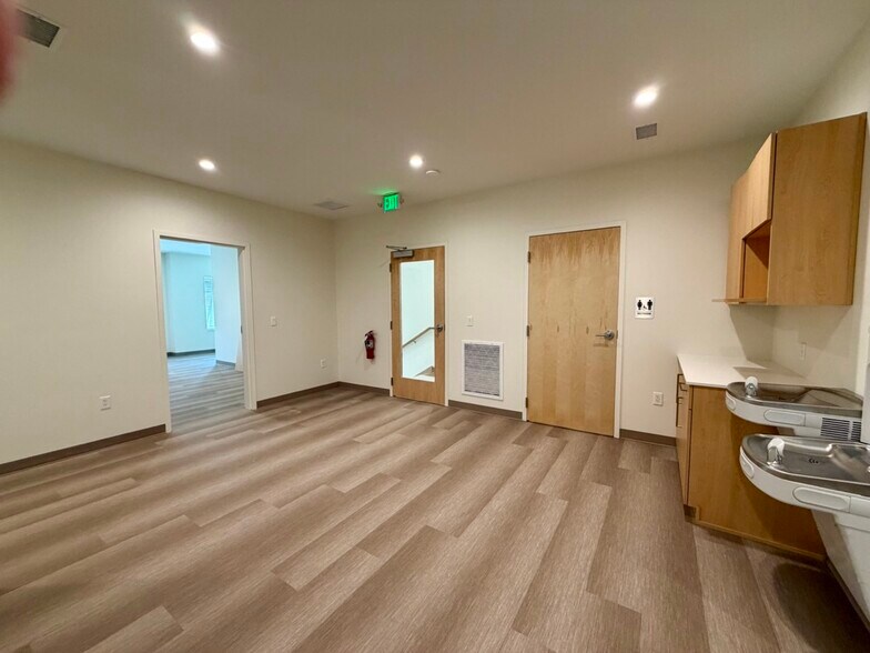 More Photos Of 814 Johnnie Dodds Blvd, Mount Pleasant Medical For Lease