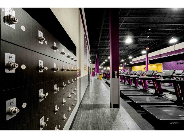 More Photos Of 1236 Teakwood Ave, Coos Bay Health Club For Sale