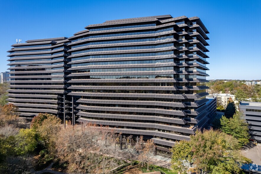 More Photos Of 2 Ravinia Dr, Atlanta Office For Lease