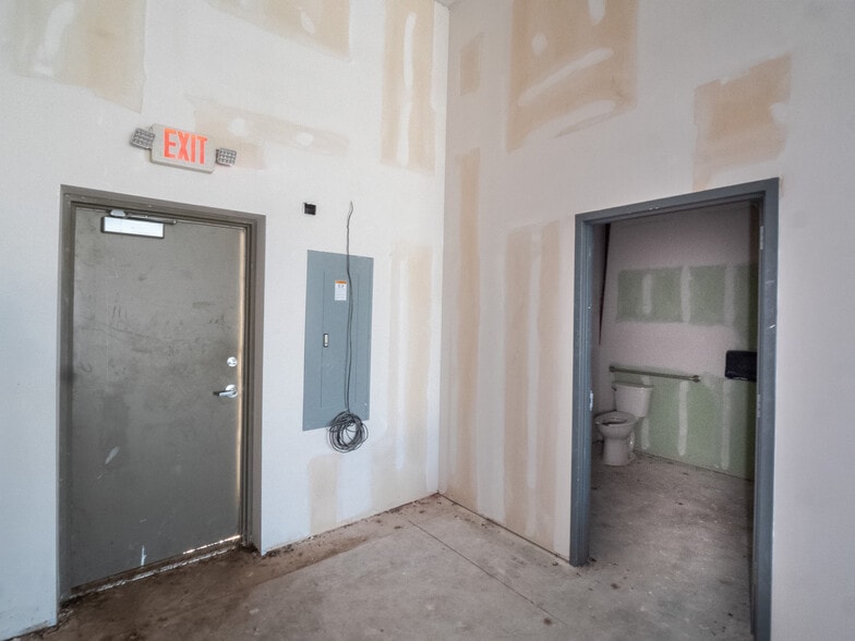 More Photos Of 1654-1664 S Choctaw Rd, Choctaw Freestanding For Lease