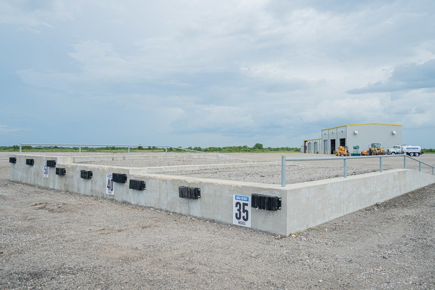 More Photos Of 7044 Interstate 10, Sealy Distribution For Sale