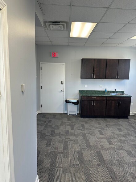 More Photos Of 7300 N Cicero Ave, Lincolnwood Loft Creative Space For Lease