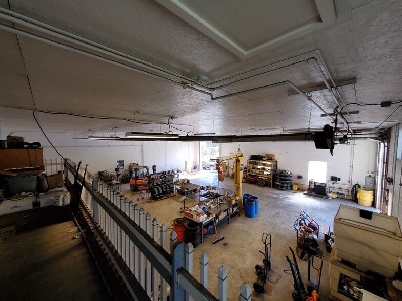 More Photos Of 630 Long Rd, Pittsburgh Showroom For Sale