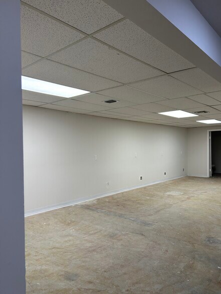 More Photos Of 8410-8432 NW 61st St, Miami Light Manufacturing For Lease