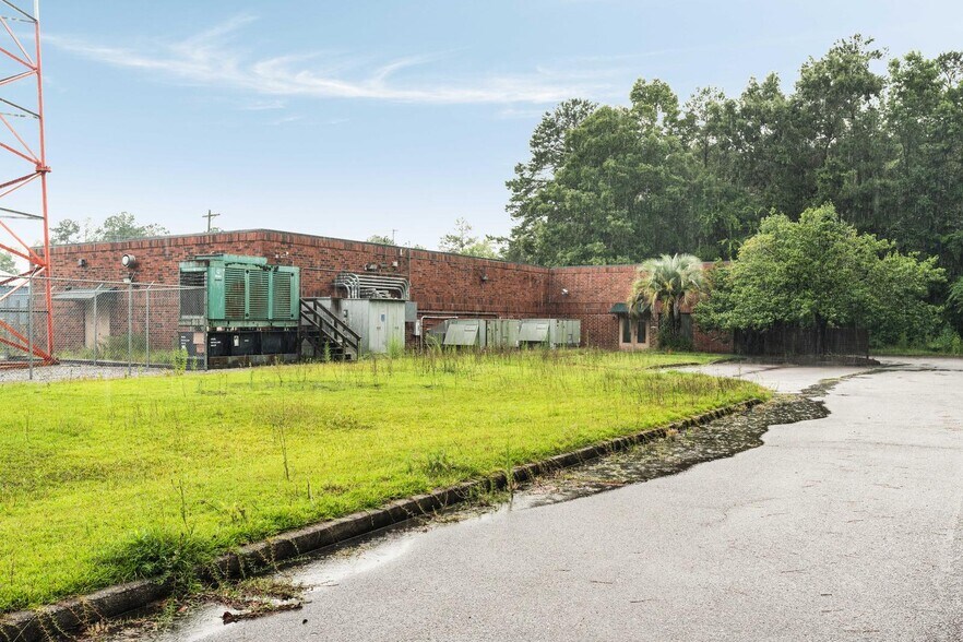 More Photos Of 4920 Appian Way, North Charleston Light Manufacturing For Lease