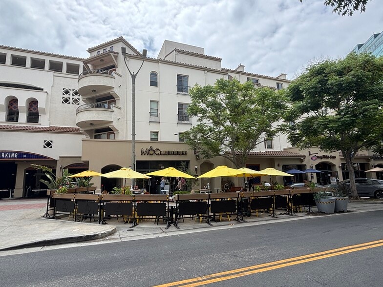 Primary Photo Of 1001 Glendon Ave, Los Angeles Apartments For Lease