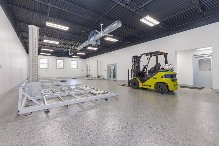 More Photos Of 5513 N Oxford St, Indianapolis Showroom For Lease