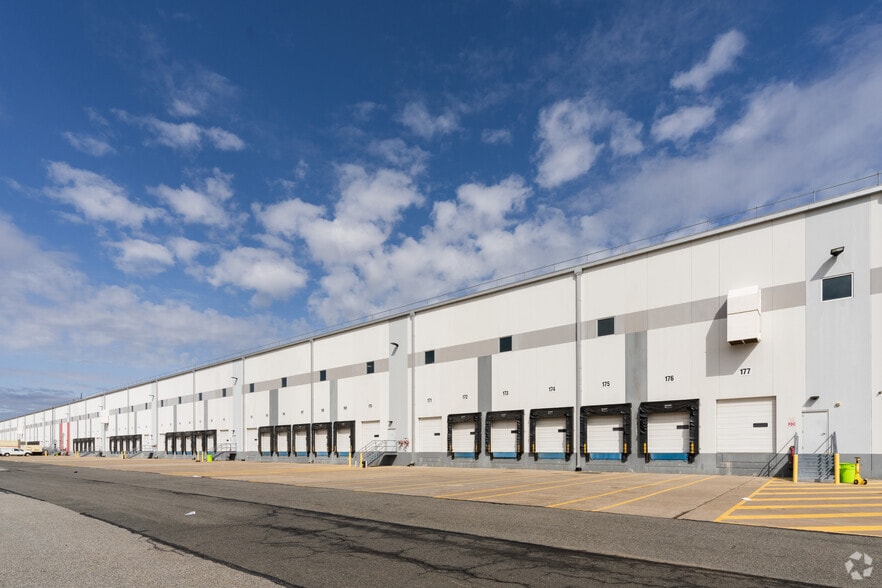 More Photos Of 586 Gulf Ave, Staten Island Distribution For Lease