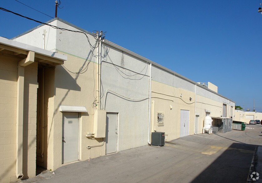 More Photos Of 174-180 Glades Rd, Boca Raton Light Distribution For Lease