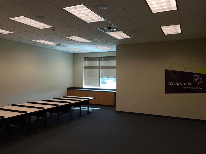 More Photos Of 13100 W Lisbon Rd, Brookfield Showroom For Lease