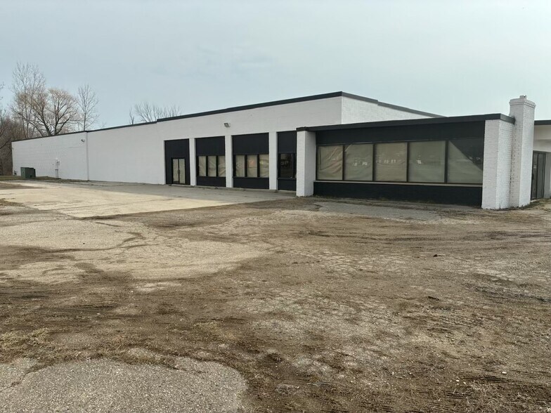 More Photos Of 65700 Gratiot Ave, Lenox Service For Lease