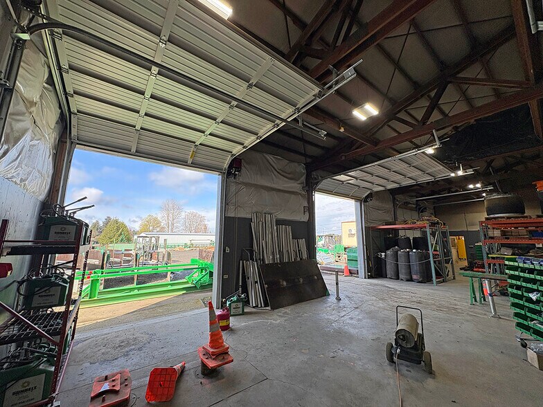 More Photos Of 3740 NE Columbia Blvd, Portland Showroom For Lease