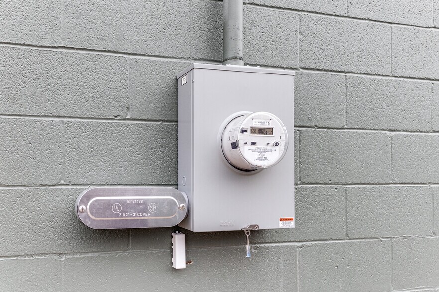 More Photos Of 4840 Memphis St, Dallas Warehouse For Sale