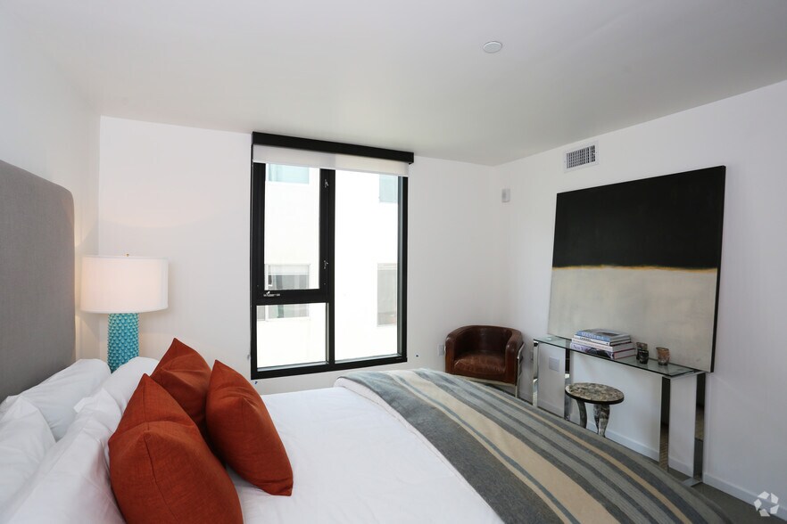 More Photos Of 8350-8358 Santa Monica Blvd, West Hollywood Apartments For Lease