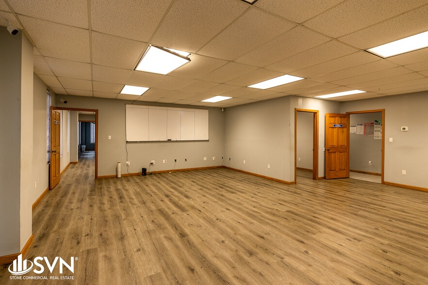 More Photos Of 136 Armory St, London Warehouse For Lease