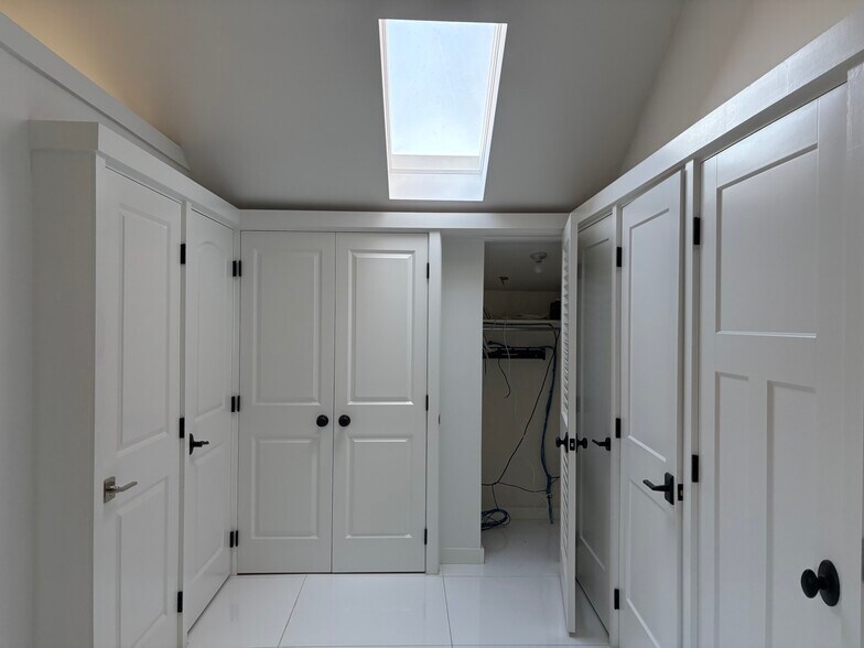 More Photos Of 3248 Colvin St, Alexandria Warehouse For Lease